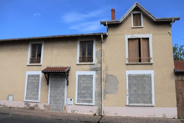 Fenêtres murées d'une maison destinée à la démolition - Ville de Corbas - Département du Rhône - France