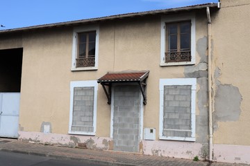 Fenêtres murées d'une maison destinée à la démolition - Ville de Corbas - Département du Rhône - France