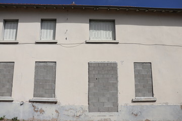 Fenêtres murées d'une maison destinée à la démolition - Ville de Corbas - Département du Rhône - France