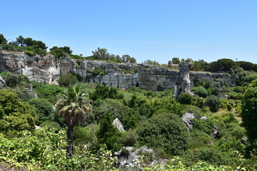 Fototapeta na wymiar Les latomies du parc archéologique Neapolis à Syracuse en Sicile