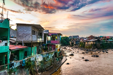 Fototapeta na wymiar atardecer en un barrio en la isla de java con un rio