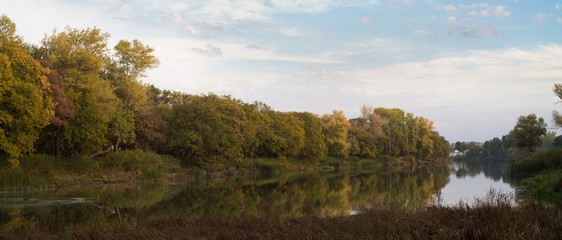 Fototapeta na wymiar landscape with autumn trees and the lake