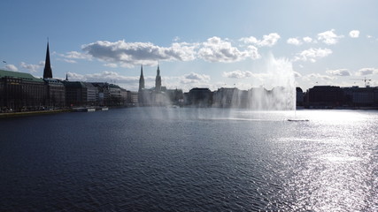 Luftaufnahme der Hamburger Binnenalster mit Alsterfont&auml;ne 
