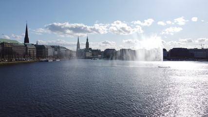 Luftaufnahme der Hamburger Binnenalster mit Alsterfont&auml;ne 