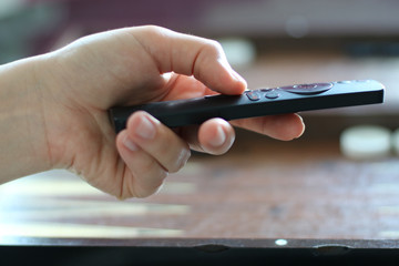 Mann beim Fernsehen mit Fernbedienung in der Hand