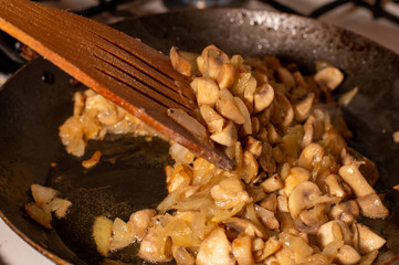 cocinando champiñones con cebolla, revuelto con setas