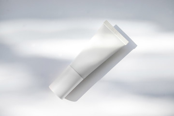 Mockup de frasco de crema hidratante blanco con sombras naturales - obrazy, fototapety, plakaty