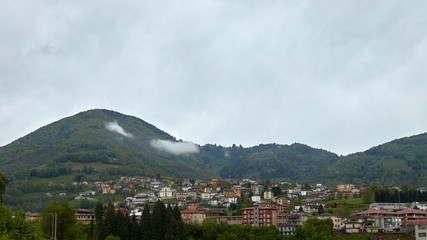 Fototapeta premium Leffe, Italia, un pueblo entre montañas de los Alpes