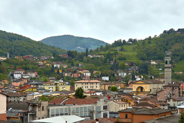 Fototapeta na wymiar Leffe, Italia, un pueblo entre montañas de los Alpes