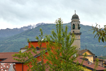 Fototapeta na wymiar Leffe, Italia, un pueblo entre montañas de los Alpes