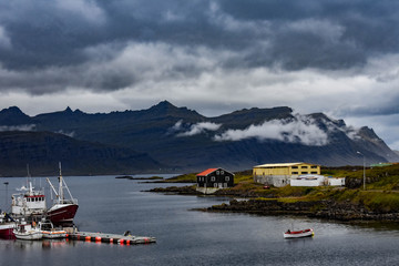 Islandia, paisaje con nubes en un puerto islandés.