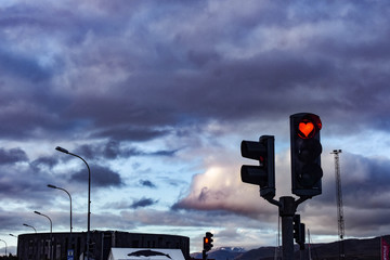 Semáforo con corazón rojo. 