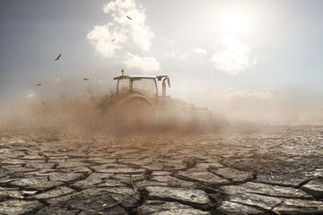 Traktor auf trockenem  Feld