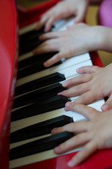 Fototapeta premium Bambini suonano pianoforte