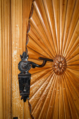 Detailaufnahme einer Tür aus Holz mit einer Rustikalen Türklinke.