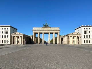 Fototapeta na wymiar Berlin, Brandenburger Tor, sonnig, leer, keine Menschen, Corona