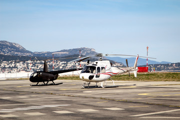 Fototapeta na wymiar Ein Helikopter an, über den Landeplatz für Hubschrauber 
