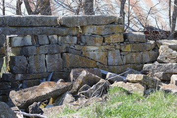 Fototapeta na wymiar Lime Stone wall falling down 