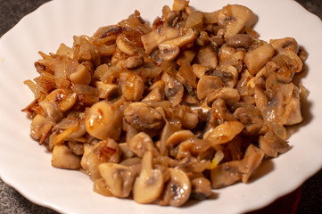 plato de champiñones con cebolla