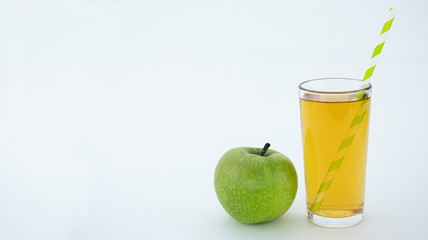 Fototapeta na wymiar a glass of Apple juice next to an Apple on a white background
