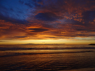 Amanecer con nubes en la playa