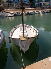 sch&ouml;nes Holzboot in einem Spanischen Hafen