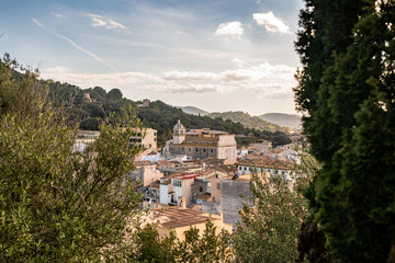 Blick von einem Berg über ein Dorf in Spanien