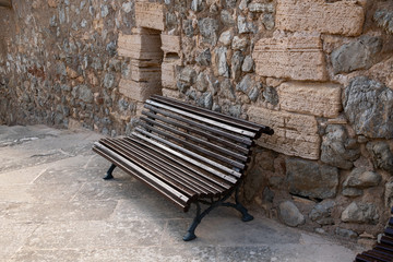 eine Holzbank zum ausruhen in einem Park in Spanien