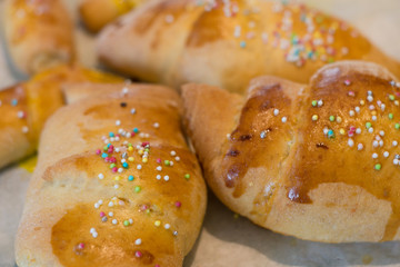 Brioche con zucchero colorato