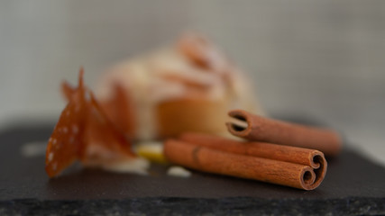 Laski cynamonu z ciastkiem w tle  © spacer.z.aparatem 