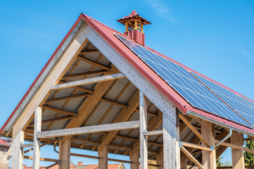 Überdachter Holzskelettbau mit Photovoltaikanlage auf dem Dach