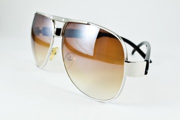Lentes de sol sobre fondo blanco liso
