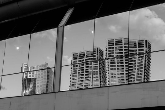 Grandes edificos reflejados sobre ventanas espejadas