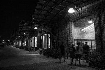 locales comerciales al aire libre en blanco y negro 