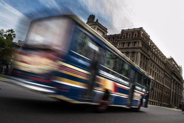 Bus en movimiento en la calle