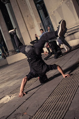Hombre bailando de cabeza en la calle 