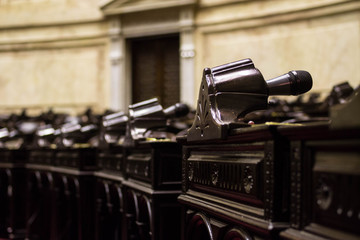 sillas del congreso en madera 