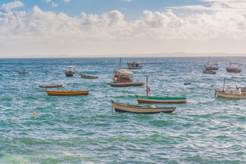 barcos no mar da baia de todos os santos na cidade de salvador