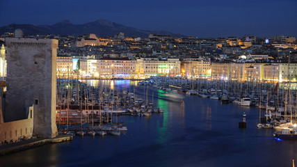 Fototapeta na wymiar Marseille : crépuscule sur le Vieux-Port