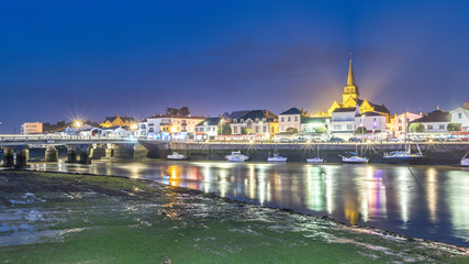 Fototapeta na wymiar Port de Saint Gilles Croix de Vie de nuit à marée basse 