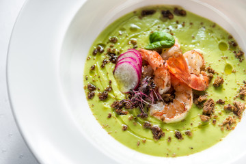 Asparagus cream soup with tiger prawns, rye bread