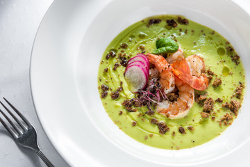 Asparagus cream soup with tiger prawns, rye bread