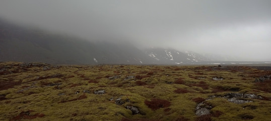 opoka chmur wokół  klifów  na islandii