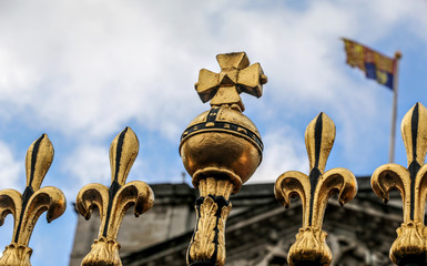 Símbolos de la realeza inglesa en el Palacio de Buckingham