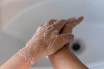 Mãos sendo lavadas com sabão, para prevenção de infecção de vírus da gripe, coronavírus,...