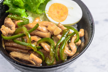 チンジャオロース丼