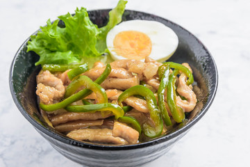 チンジャオロース丼