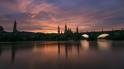 Fototapeta na wymiar La ciudad de Zaragoza es mundialmente conocida por su basílica del Pilar y por el río Ebro que la cruza. En uno de sus miradores y si hay suerte se pueden contemplar grandes atardeceres.