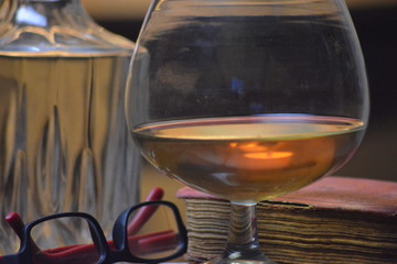 bicchiere di cognac e vecchio libro