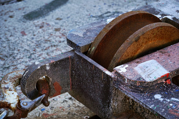 old rusty anchor rueda de metal